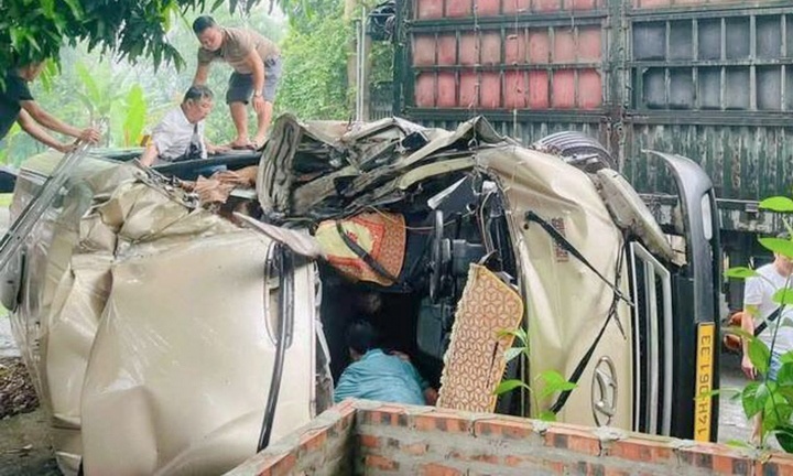 Tuyen Quang: Xe khach cho doan du lich gap nan, dau xe bep rum hinh anh