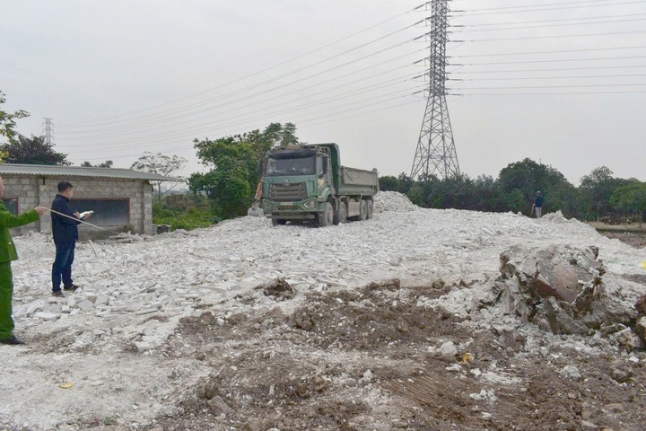 Chon lap trai phep gan 400 tan chat thai cong nghiep hinh anh