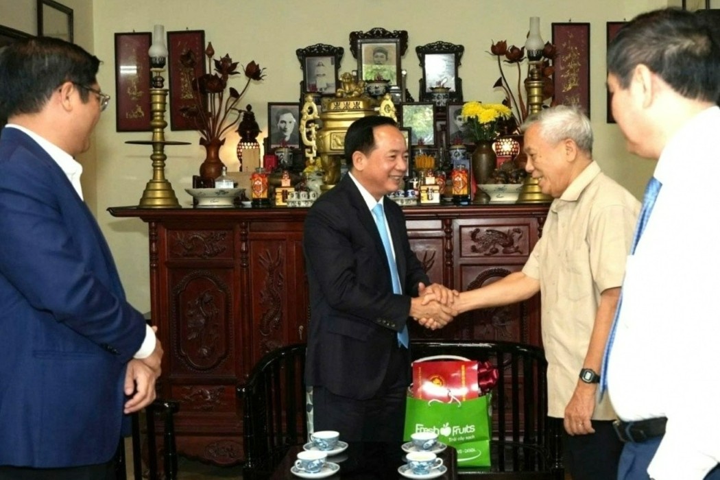 Truong Ban Tuyen giao va Dan van TU tang qua gia dinh chinh sach Hue hinh anh