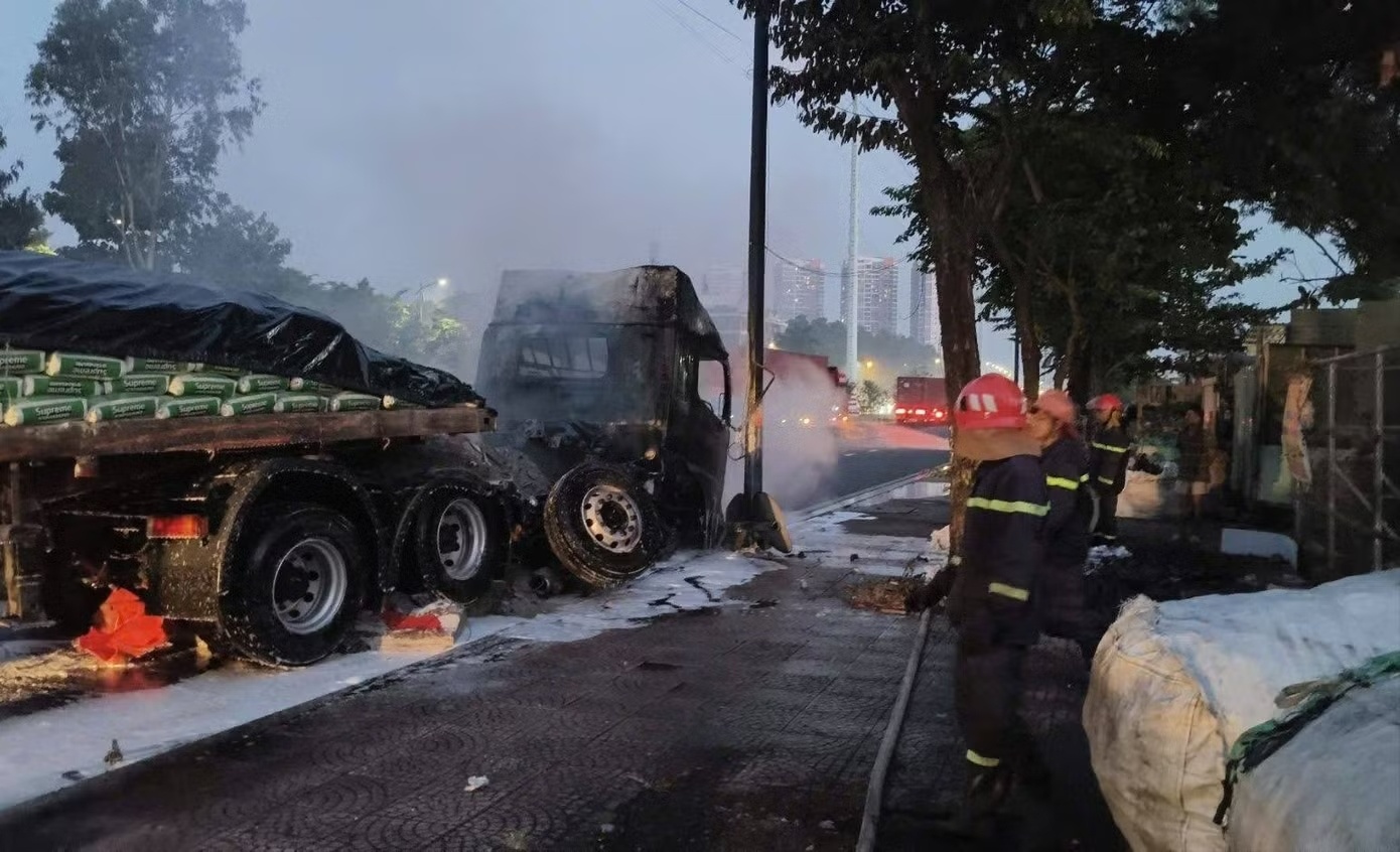 Xe dau keo chay du doi tren duong, tai xe thoat nan hinh anh