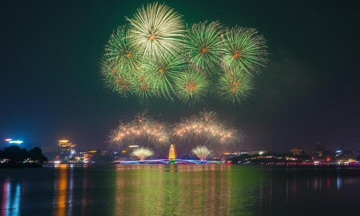 Ruc ro man phao hoa mung ngay Gio To Hung Vuong hinh anh