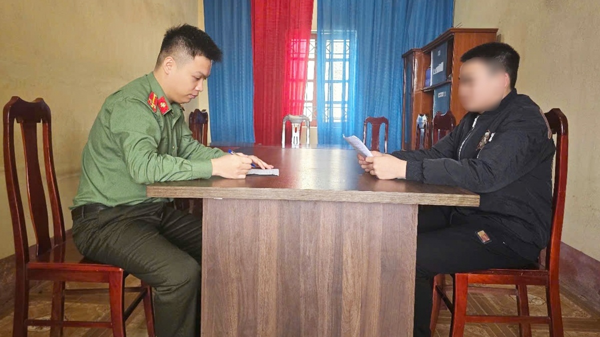 Thieu nien 17 tuoi bi xu phat gan 4 trieu dong vi xuat canh trai phep hinh anh