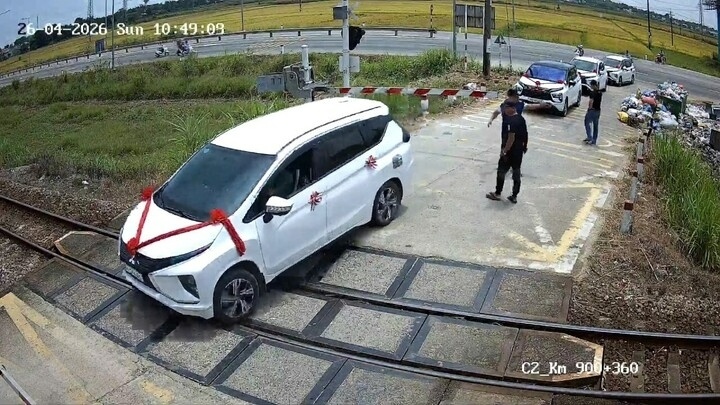 Muon xe em vo di dam cuoi, co tinh vuot rao chan duong sat luc den do hinh anh