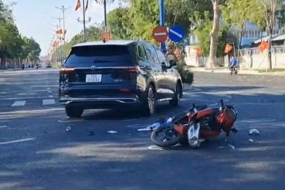 Oto re trai va phai xe may, be 5 tuoi tu vong hinh anh