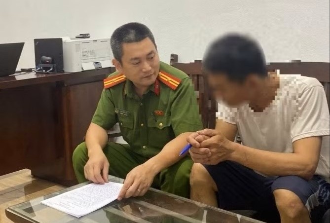 Khong che doi tuong do xang len xe may, cam dao de doa moi nguoi hinh anh