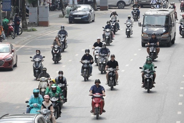 Mien Bac nang nong cuc bo truoc khi don khong khi lanh hinh anh