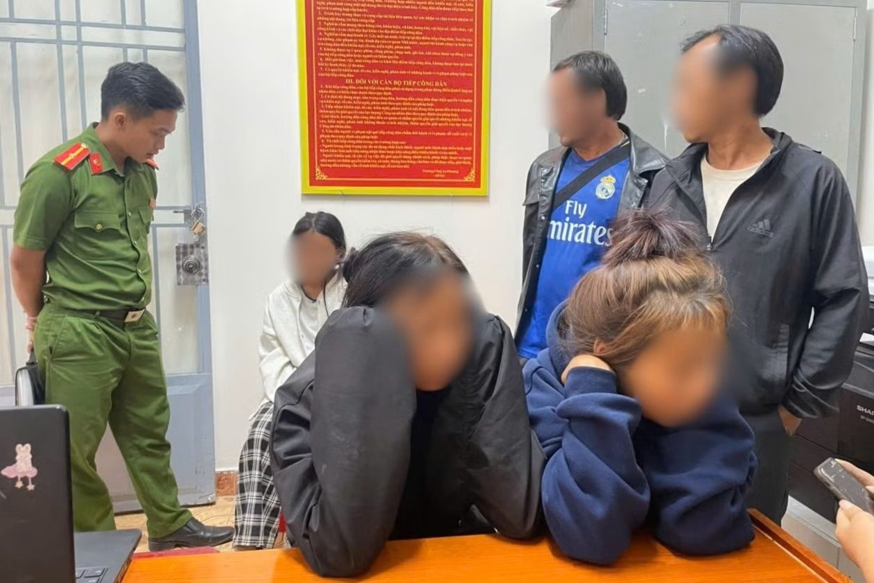 9 thieu nien suyt roi vao 'bay' viec nhe luong cao o TP.HCM hinh anh