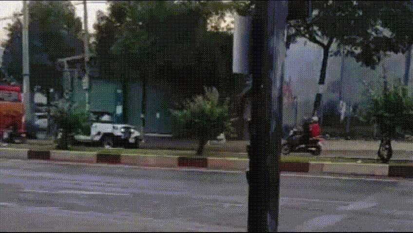 Lai xe jeep di nguoc chieu, de doa tai xe cong nghe hinh anh