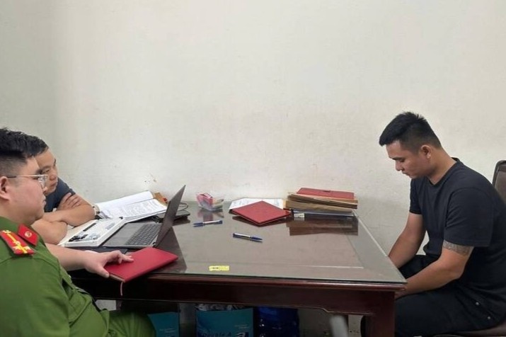 Bat tai xe tong nu cong nhan moi truong tu vong roi bo tron hinh anh