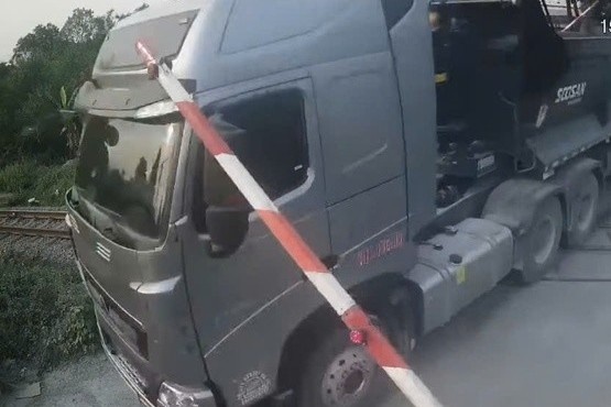 Xe dau keo lieu linh vuot rao duong sat khi den do hinh anh