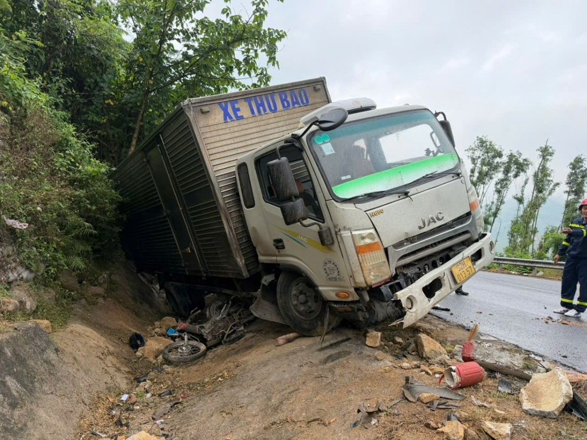 Xe tai do deo mat lai tong xe may, 2 nguoi thuong vong tren Quoc lo 1A hinh anh