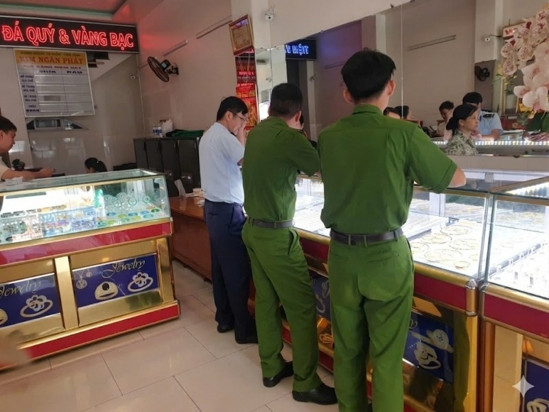 Nhieu cua hang kinh doanh vang khong ro nguon goc bi xu phat hinh anh