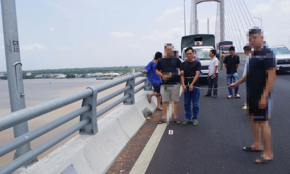 Bat ten cuop co 4 tien an, cuop tai san giua cau Rach Mieu 2 hinh anh