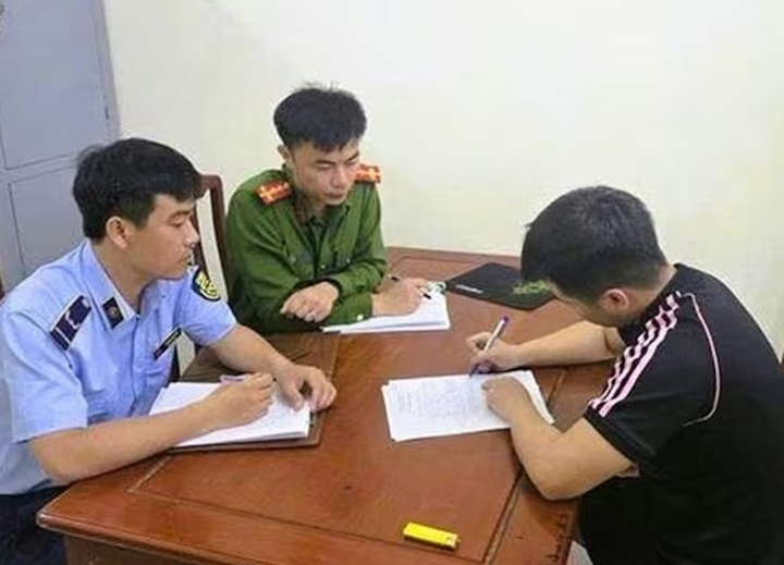 Thanh nien 'chat chem' du khach 200.000 dong gui xe o le hoi du lich hinh anh