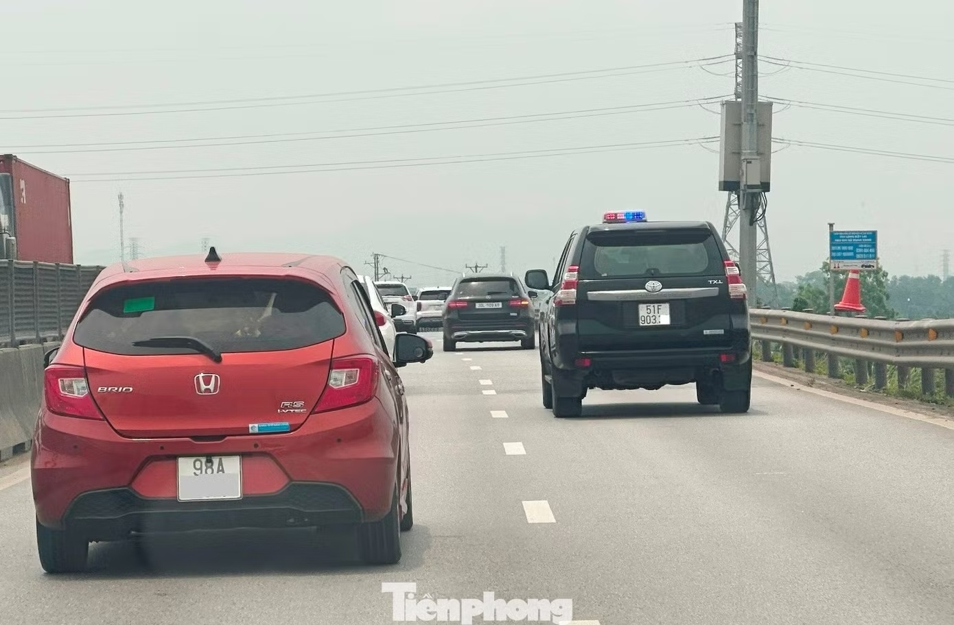 Clip xe oto bien trang 51F-903xx luu thong voi toc do cao tren cao toc hinh anh