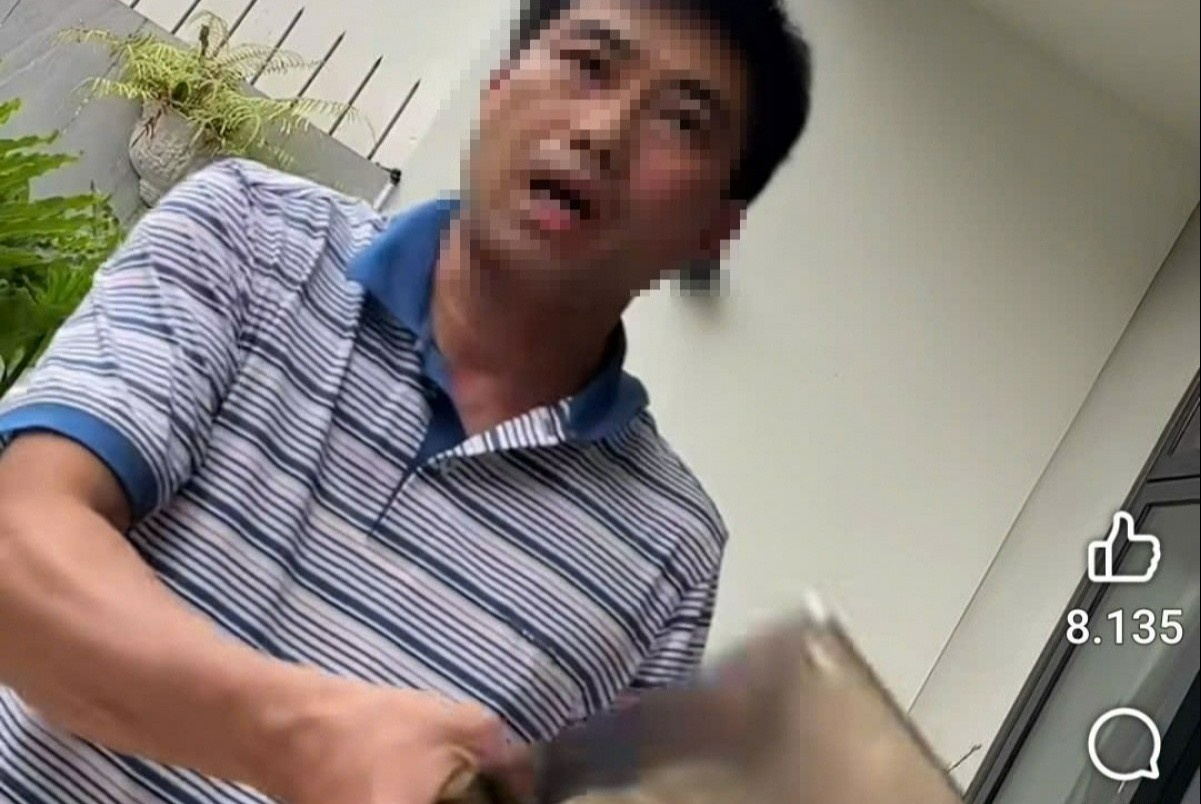 Tho khoa bi chu nha cam dao doa chem khi pha khoa theo yeu cau cua vo hinh anh