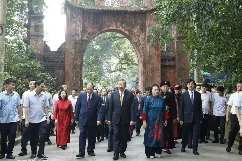 Le dang huong tuong nho cac Vua Hung hinh anh