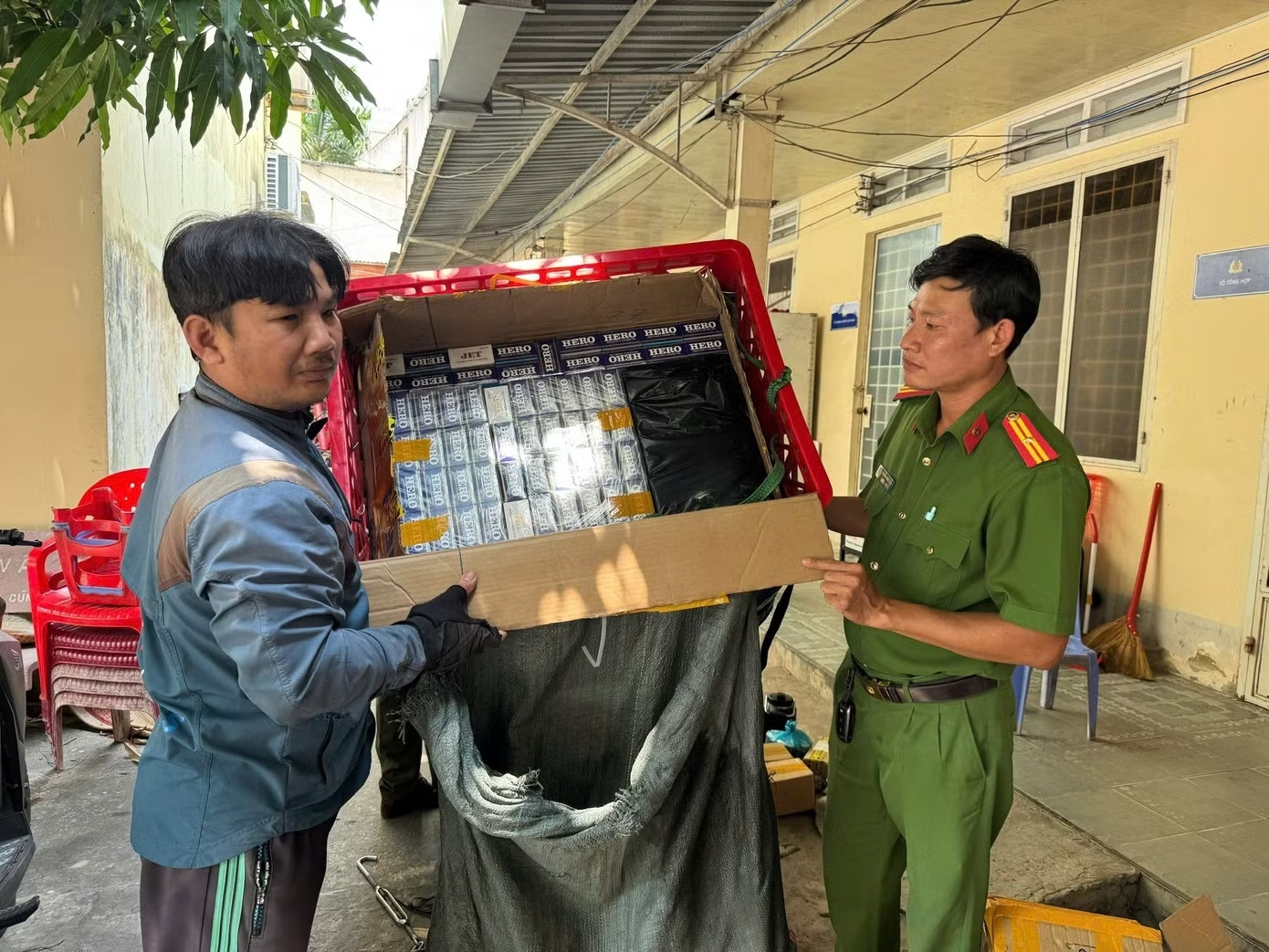 Gia lam shipper de van chuyen gan 1.500 bao thuoc la lau hinh anh