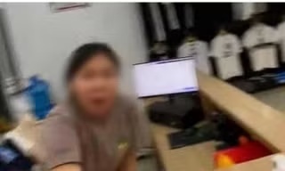 Xac minh vu nhan vien shop thoi trang nem giay vao mat khach Tay hinh anh