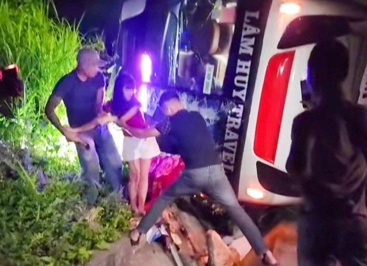 Xe khach cho hon 40 nguoi lat nghieng khi xuong doc o Lao Cai hinh anh