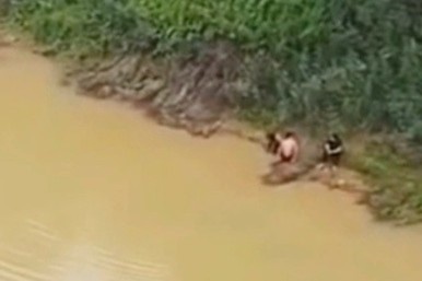 Hai hoc sinh Nghe An lao xuong song cuu ban nu thoat chet hinh anh