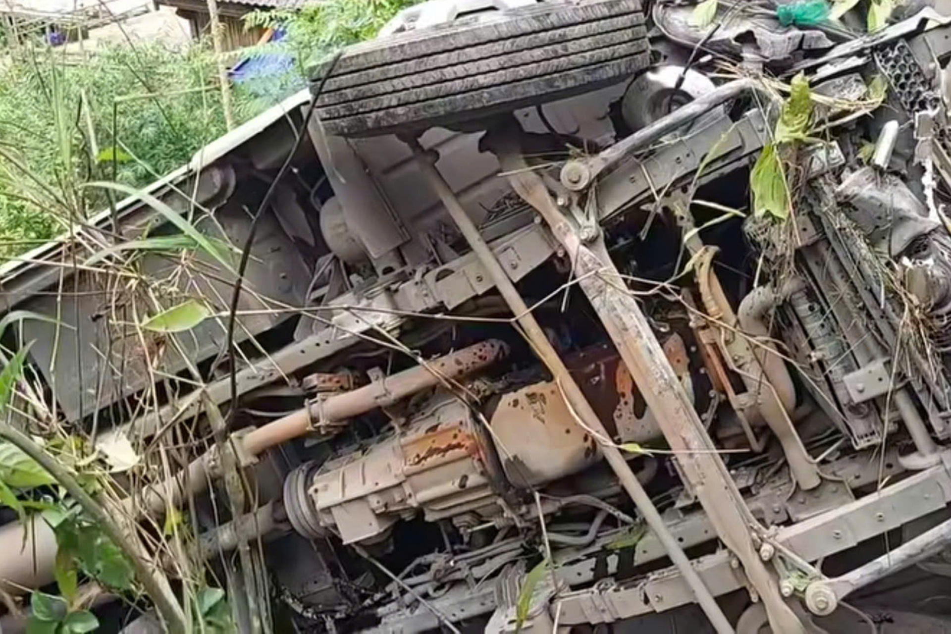 Hien truong vu xe khach cho 25 nguoi lao xuong vuc sau o Son La hinh anh