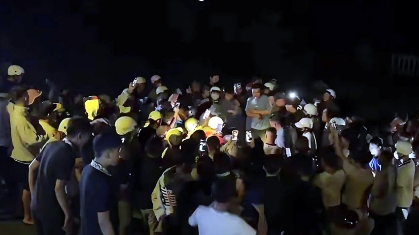 Thi the doi nam nu duoi ho Krong Buk Ha, tren bo co 2 xe may hinh anh