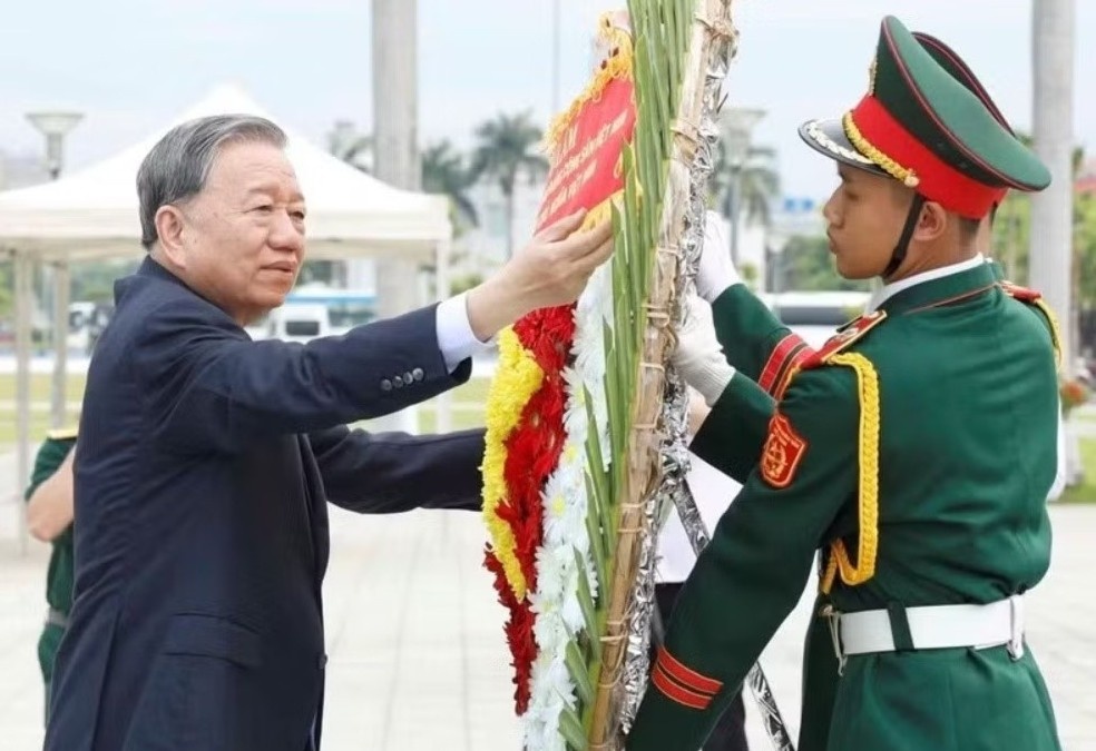 Tong Bi thu, Chu tich nuoc dang huong tuong niem cac Anh hung liet si hinh anh