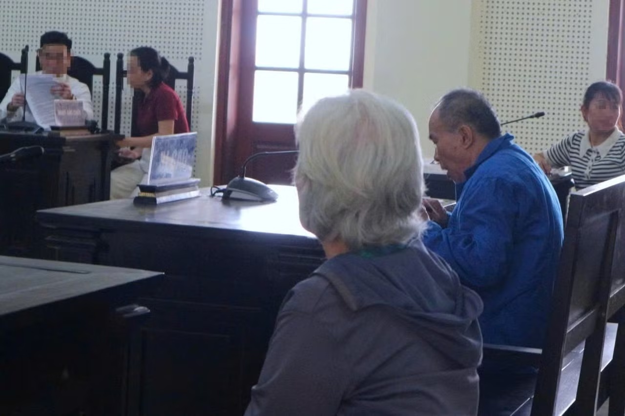 Bi chong chem lien tiep bang 3 con dao, vo van xin toa khoan hong hinh anh