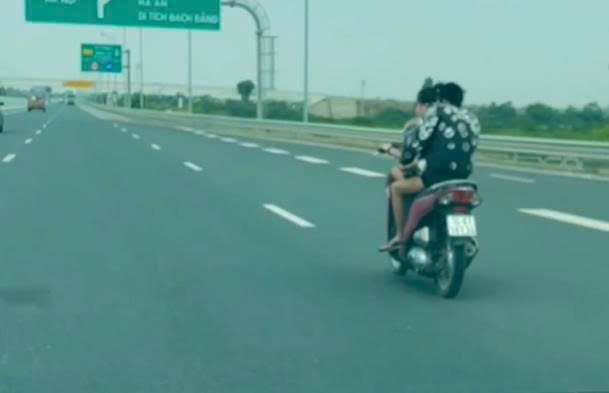 Clip hai co gai phi xe may bat mang tren cao toc Ha Long - Hai Phong hinh anh