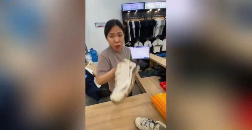 Clip: Nhan vien nem giay vao mat du khach hinh anh