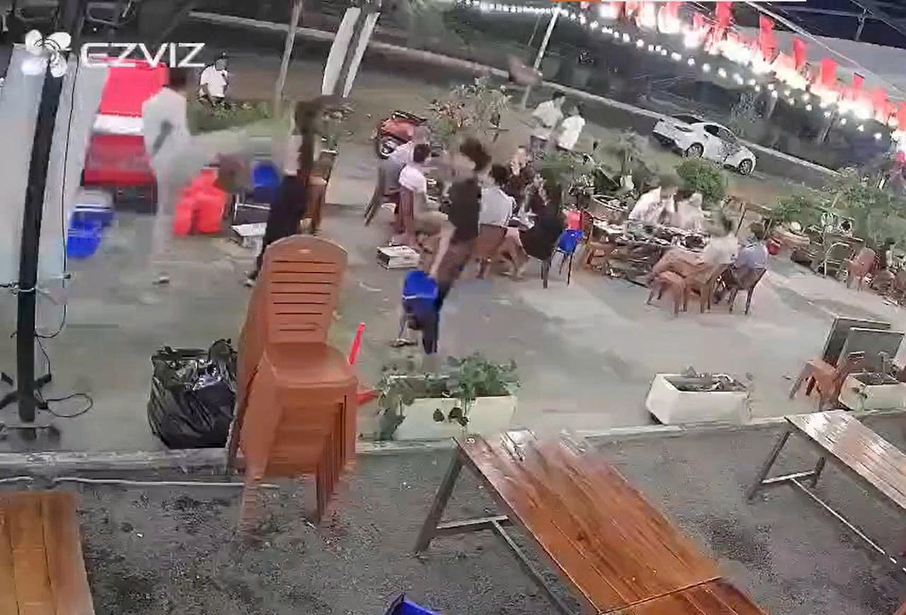 Nguoi dan ong da vao mat, danh tui bui phu nu tai quan nhau hinh anh