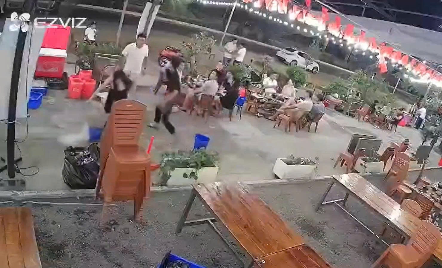 Clip: Nguoi dan ong hanh hung phu nu hinh anh