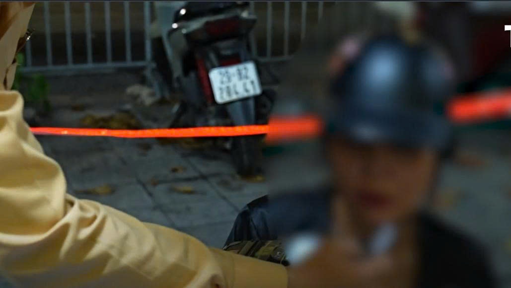 Nu tai xe bo xe, roi chot khi CSGT kiem tra nong do con hinh anh