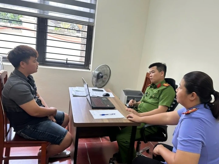 Tam giu ke tron kiem tra nong do con, keo le can bo CSGT gan 300 met hinh anh