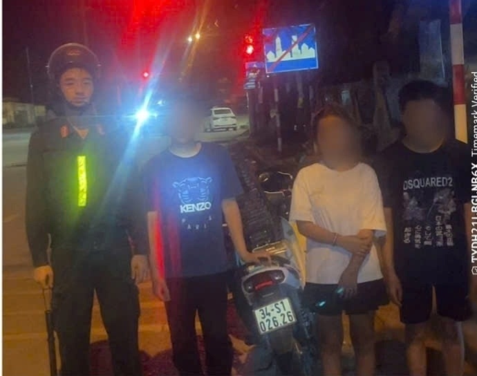Lai xe khong doi mu bao hiem con dung binh xit cay chong tra cong an hinh anh