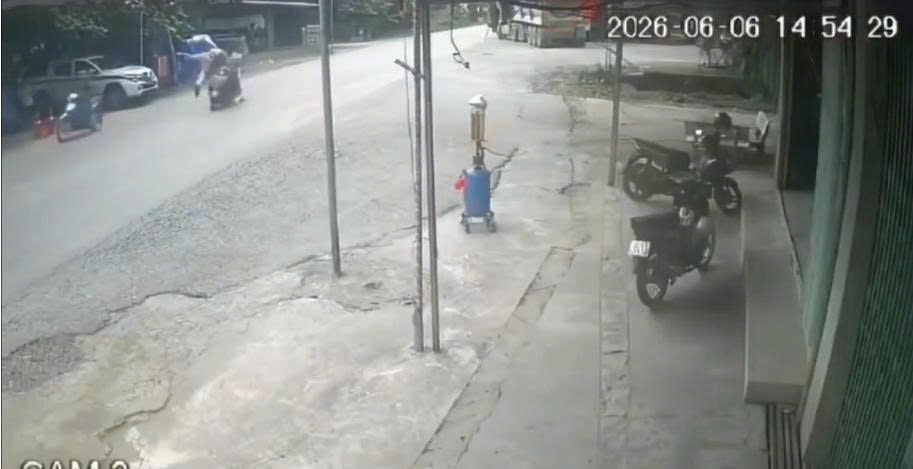 Video hai thanh nien thong chot, tong CSGT dang thi hanh nhiem vu hinh anh