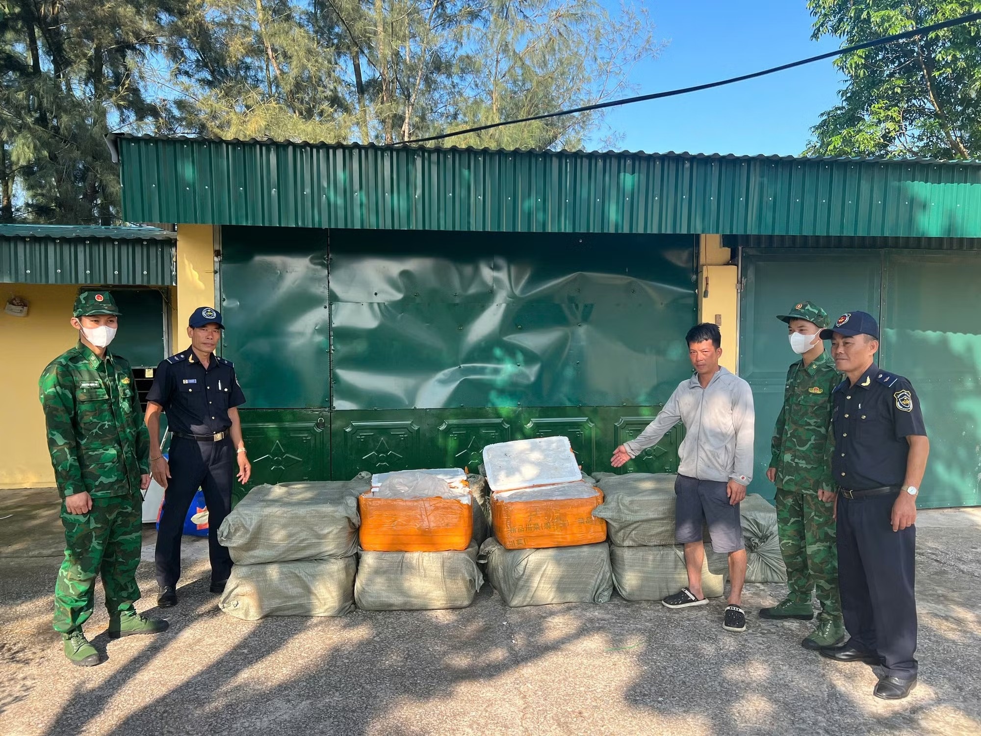 Dung be van chuyen 850 kg nam lon dong lanh qua bien gioi hinh anh