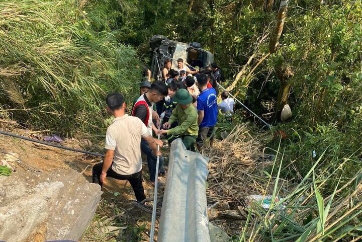 Khoi to tai xe vu xe khach lao xuong vuc o Tam Dao lam 7 nguoi thuong vong hinh anh