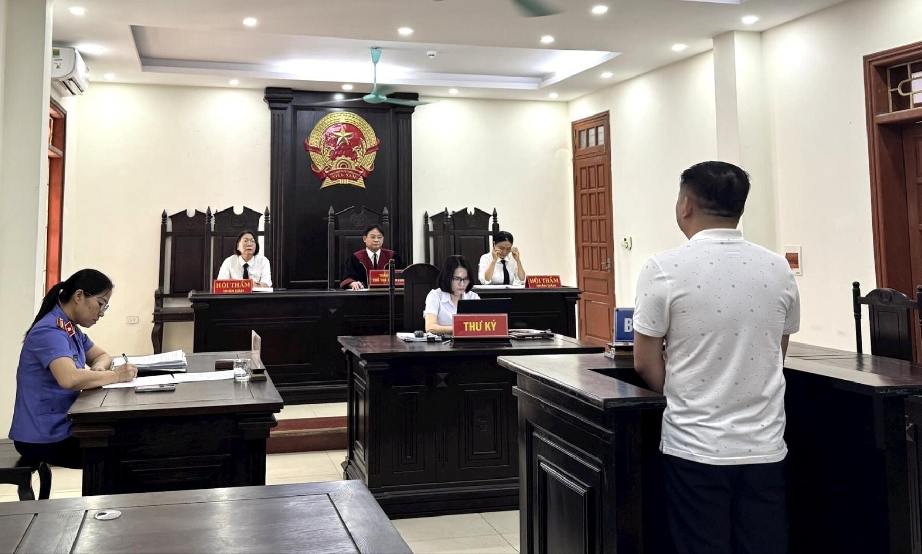 Bac si linh an vi cho vay lai nang gap gan 10 lan quy dinh hinh anh