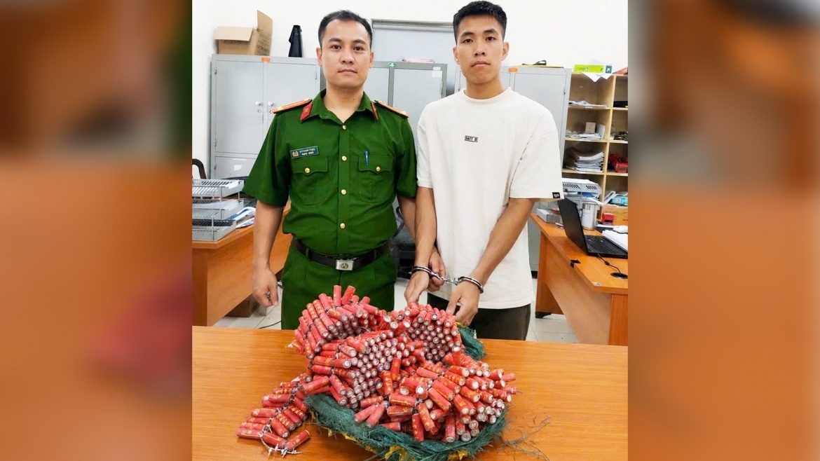 Bat nong doi tuong buon phao no qua ung dung giao hang nhanh hinh anh