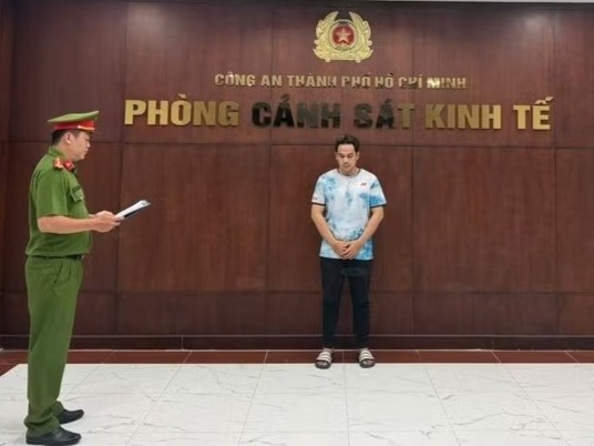 Khoi to chu tiem K.W Sneaker, thu giu hon 1.400 doi giay gia nhan hieu noi tieng hinh anh