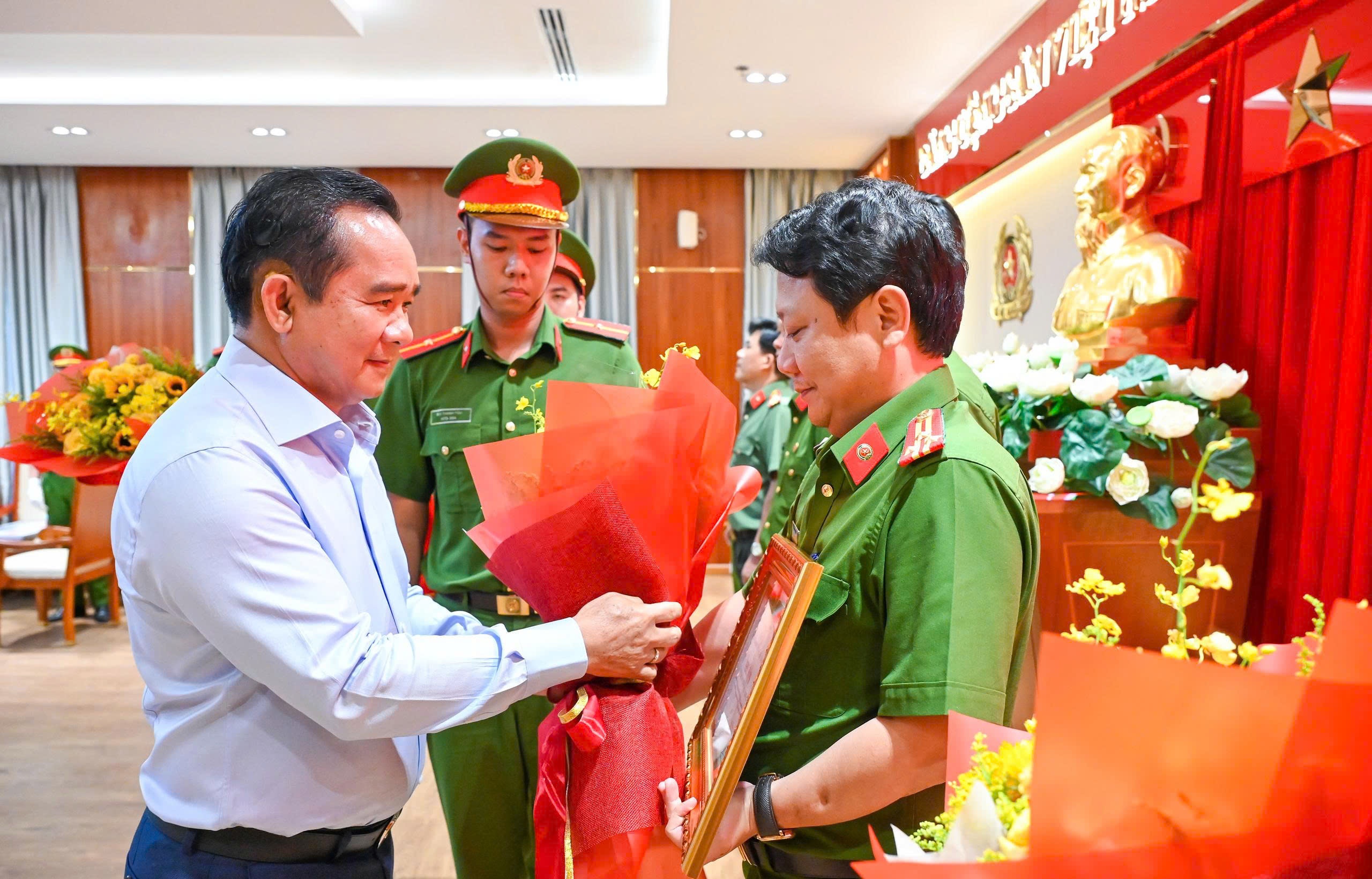 TP.HCM khen thuong 6 tap the pha nhanh vu no sung giet nguoi hinh anh