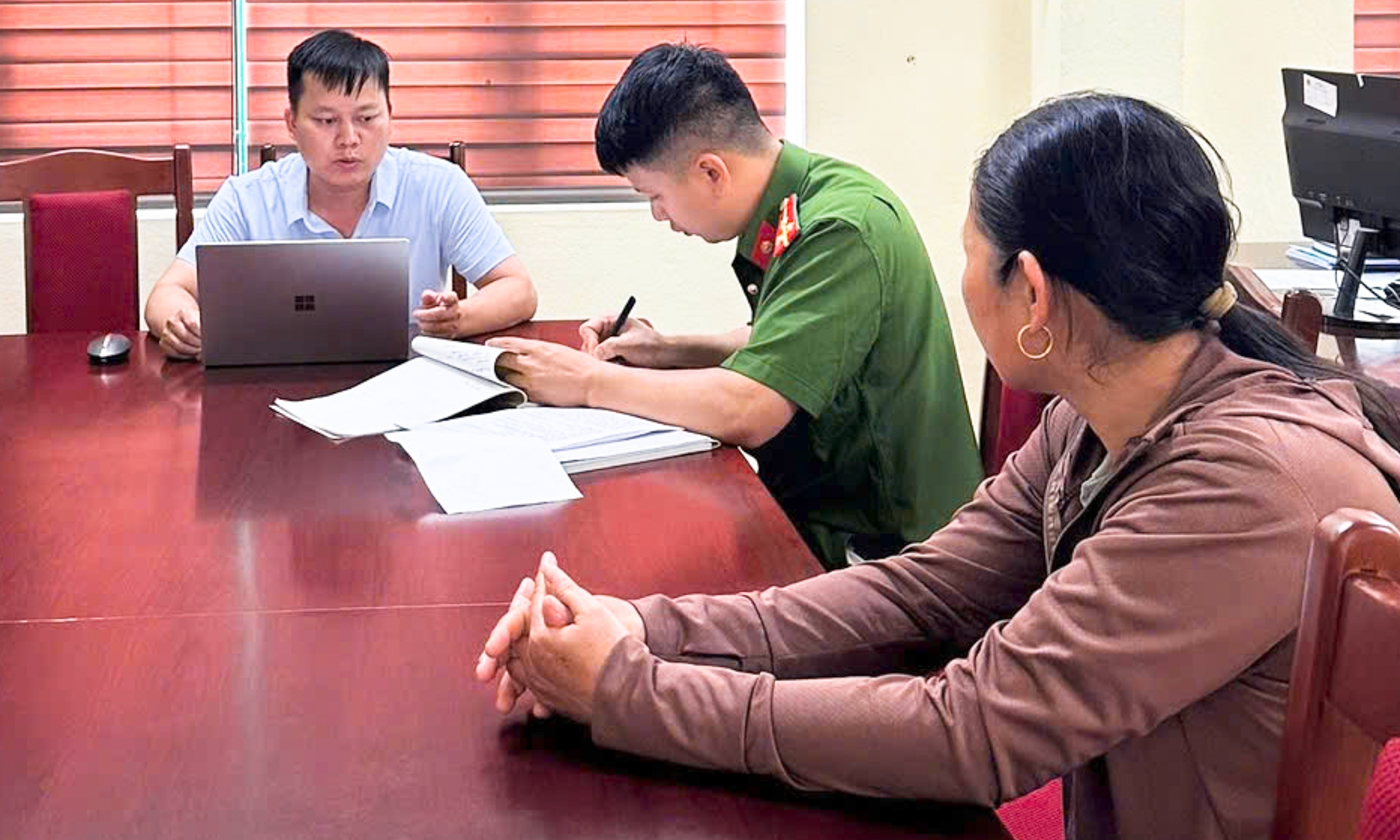 Bi phat 7,5 trieu dong vi livestream xuc pham luc luong thi hanh cong vu hinh anh
