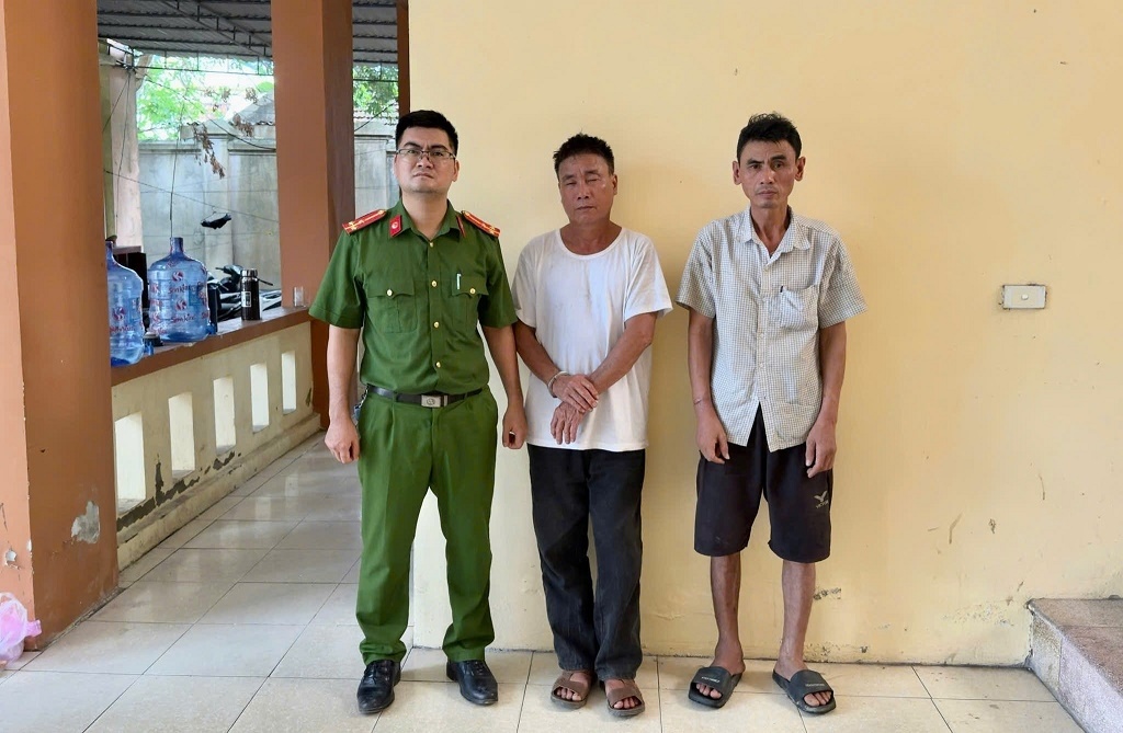 Kham cho o cua ke ban ma tuy, cong an phat hien sung, vo dan hinh anh