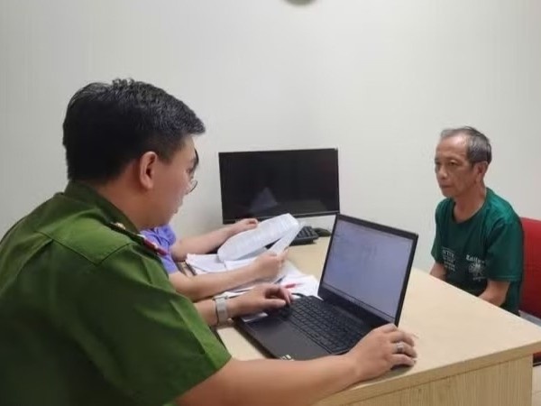 Lat tay chieu lua cua ‘than y’ chua bach benh bang nuoc ion kiem hinh anh