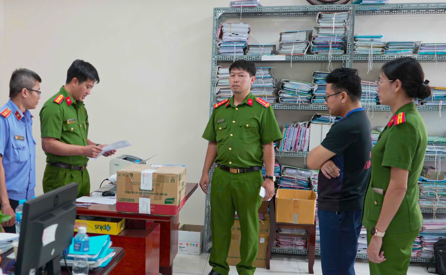 Bat qua tang can bo thue nhan tien cua doanh nghiep hinh anh