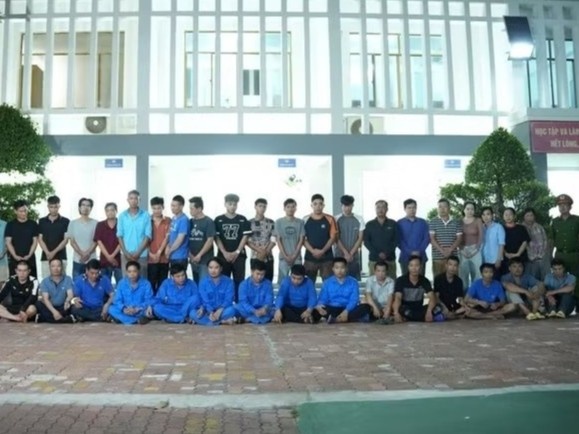 Khoi to 35 doi tuong trong duong day mua ban hon 2,4 tan xyanua xuyen bien gioi hinh anh