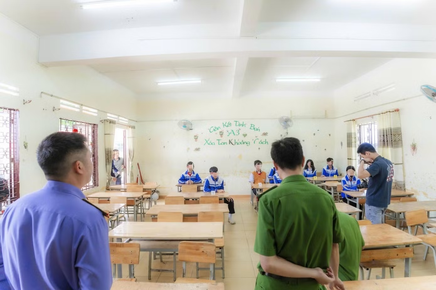 Vu nam sinh lop 8 tu tu tai Lam Dong: Bao luc hoc duong bi phanh phui hinh anh