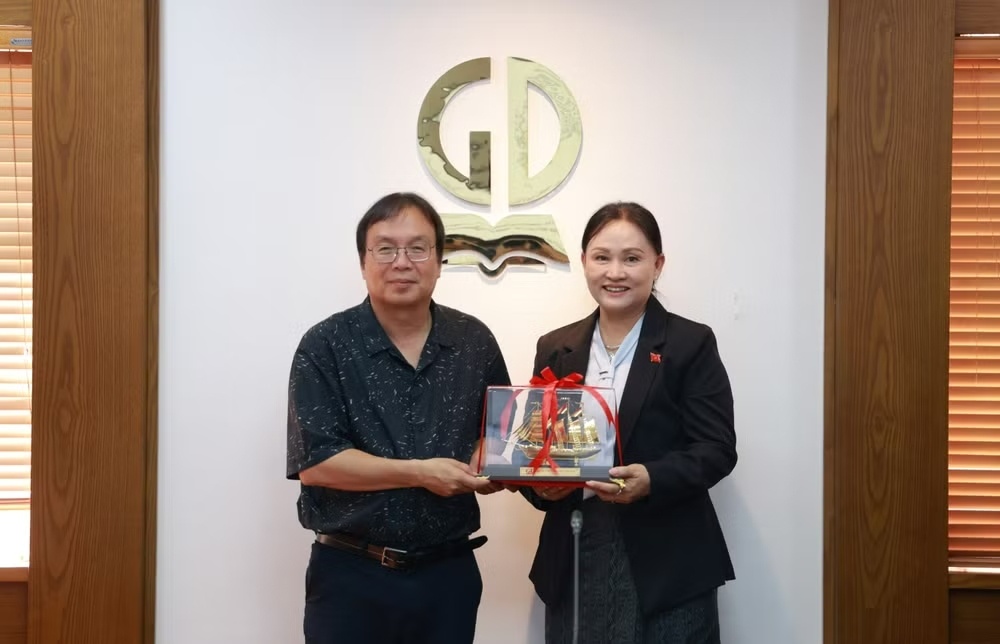 NXB Giao duc Viet Nam tang cuong hop tac NXB Giao duc va The thao Lao hinh anh